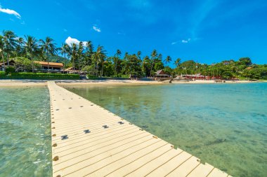 Güzel tropikal plaj deniz ve kum mavi gökyüzü ve beyaz bulut iskelesinden seyahat ve tatil için Hindistan cevizi hurma ağacı ile