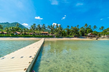 Güzel tropikal plaj deniz ve kum mavi gökyüzü ve beyaz bulut iskelesinden seyahat ve tatil için Hindistan cevizi hurma ağacı ile