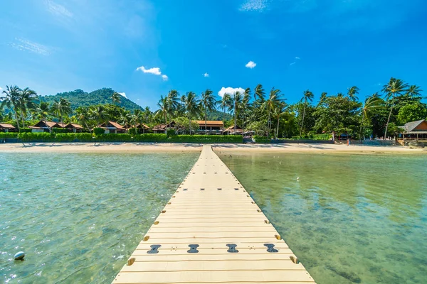 Güzel tropikal plaj deniz ve kum mavi gökyüzü ve beyaz bulut iskelesinden seyahat ve tatil için Hindistan cevizi hurma ağacı ile