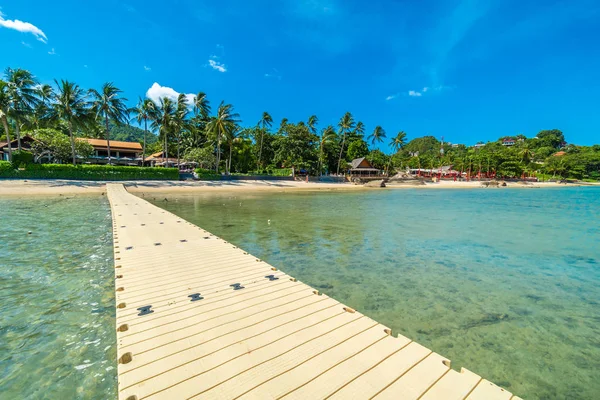 Güzel tropikal plaj deniz ve kum mavi gökyüzü ve beyaz bulut iskelesinden seyahat ve tatil için Hindistan cevizi hurma ağacı ile
