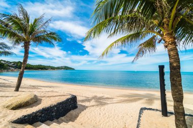 Güzel tropikal plaj deniz ve kum mavi gökyüzü ve beyaz bulut seyahat ve tatil için Hindistan cevizi hurma ağacı ile