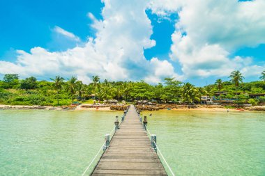 Ahşap iskele veya Cennet Adası için seyahat etmek tatil tropikal plaj ve ile köprü