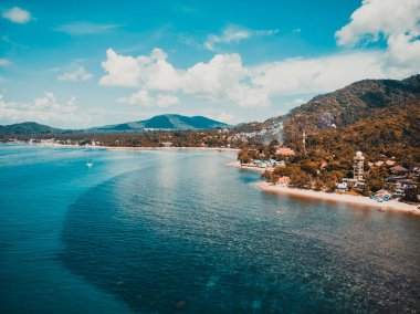 Koh samui Adası Tatil ve seyahat için mavi gökyüzünde üzerinde pek çok ağaç ve beyaz bulut deniz ve plaj güzel havadan görünümü