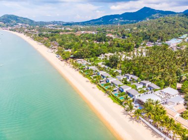 Güzel tropikal plaj ve deniz hurma ve koh samui Adası seyahat ve tatil için diğer ağacında havadan görünümü