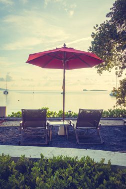 Güzel tropikal deniz okyanus ve plaj şemsiye ve sandalye seyahat ve tatil için