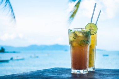 Mojito cam tropikal deniz okyanus ve Plajı manzaralı içme buz