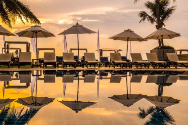 Güzel lüks otel ve tatil seyahat ve tatil için sandalye ve şemsiye ile açık yüzme havuzu