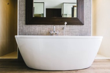 Güzel lüks beyaz küvet banyo iç dekorasyonda