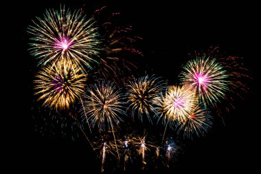 Kutlama için geceleri üzerinde siyah gökyüzü güzel renk havai fişek