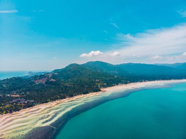 Seyahat ve tatil için adada güzel tropikal plaj ve deniz ağaçları ile havadan görünümü
