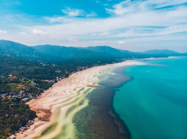 Seyahat ve tatil için adada güzel tropikal plaj ve deniz ağaçları ile havadan görünümü