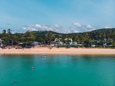 Seyahat ve tatil için adada güzel tropikal plaj ve deniz ağaçları ile havadan görünümü