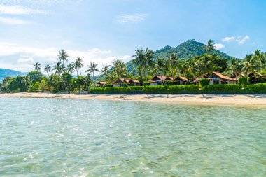 Güzel tropikal plaj deniz ve kum mavi gökyüzü ve beyaz bulut seyahat ve tatil için Hindistan cevizi hurma ağacı ile