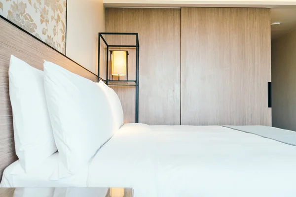 Białą Poduszkę Łóżko Dekoracja Wnętrza Sypialni Hotel — Zdjęcie stockowe