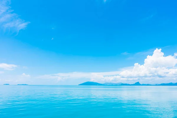 美しい海と青い空を背景に雲と海 — ストック写真