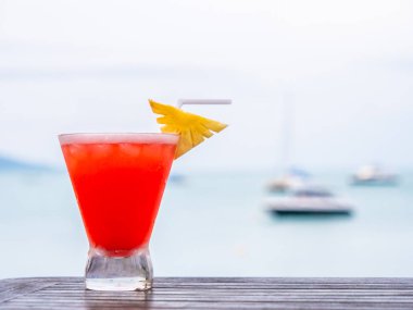 İçki kokteyl cam deniz ve okyanus manzaralı buzlu