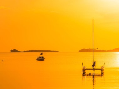 Güzel tropikal deniz ve okyanus Yelkenli veya yat gündoğumu zaman