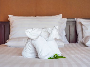 Beyaz fil havlu ve yatak otel yatak odası iç dekorasyonda rahat yastık