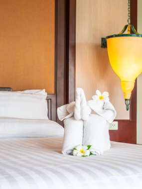 Beyaz fil havlu ve yatak otel yatak odası iç dekorasyonda rahat yastık