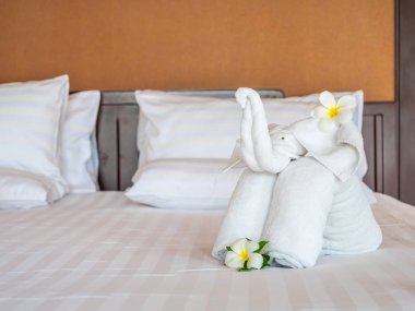 Beyaz fil havlu ve yatak otel yatak odası iç dekorasyonda rahat yastık