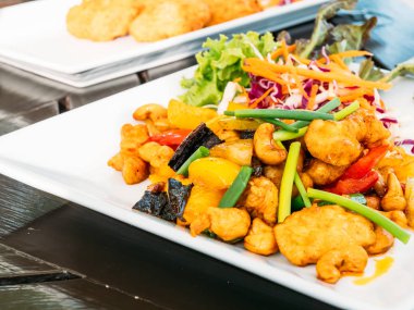 Fried chicken ile kaşu somun beyaz plaka - Tay gıda tarzı