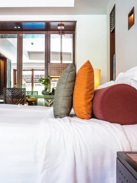 Άνετο Μαξιλάρι Κρεβάτι Φως Λαμπτήρα Διακόσμηση Στο Δωμάτιο Του Ξενοδοχείου — Φωτογραφία Αρχείου