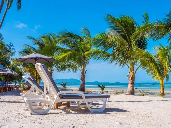 Parapluie Chaise Sur Plage Océan Avec Ciel Bleu Autour Cocotier — Photo