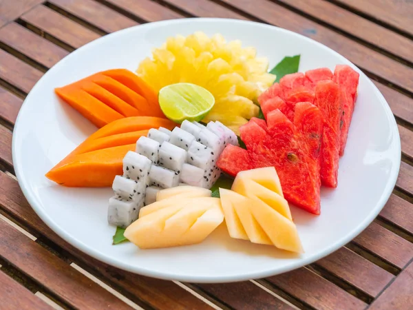 Coloré Nombreux Fruits Dans Une Assiette Blanche Sur Une Table — Photo