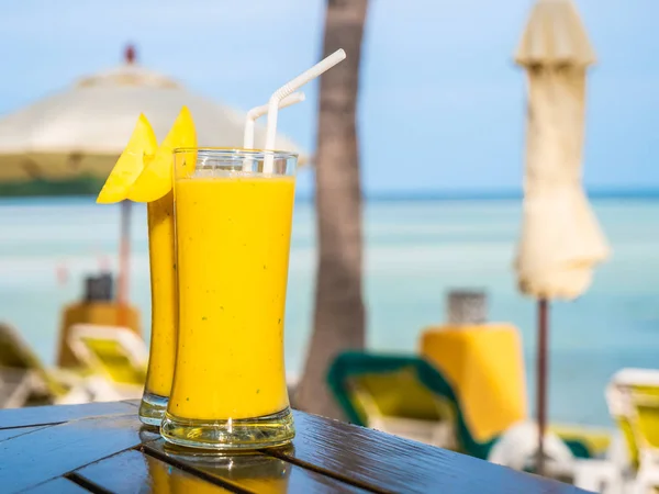 Iced Drinkglas Met Mango Smoothies Uitzicht Zee Oceaan — Stockfoto
