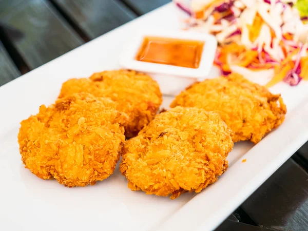 Derin yağda kızartılmış karides pasta beyaz plaka - Tay gıda stil tatlı sos ile