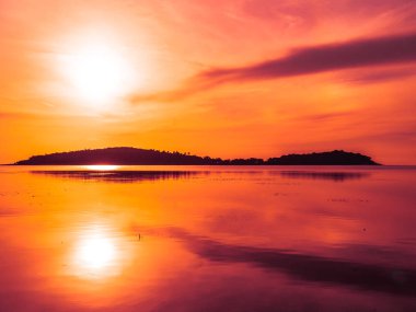 Güzel tropikal plaj deniz ve okyanus ile Hindistan cevizi hurma ağacı gündoğumu zaman seyahat ve tatil için