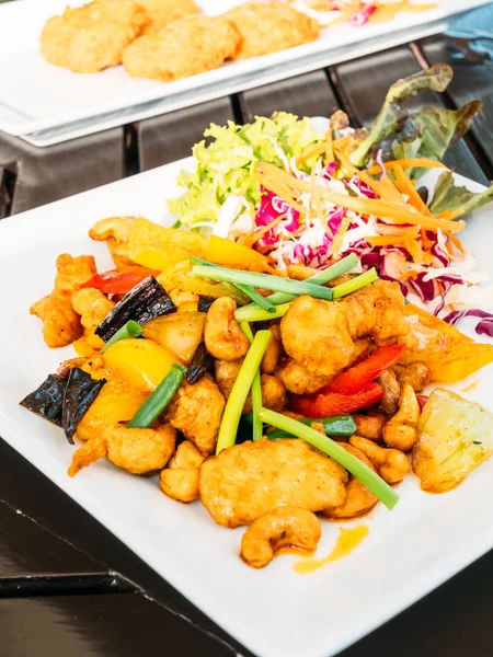 Fried chicken ile kaşu somun beyaz plaka - Tay gıda tarzı