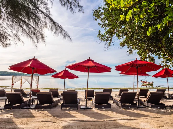 Şemsiye ve tropikal plaj deniz ve okyanus seyahat ve tatil için sandalye