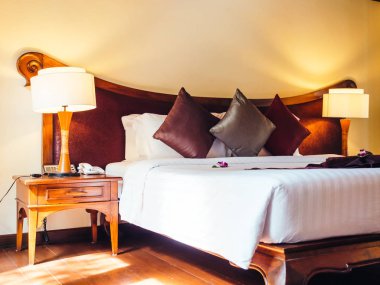 Otel yatak odasında ışık lamba dekorasyonu ile yatakta rahat yastık