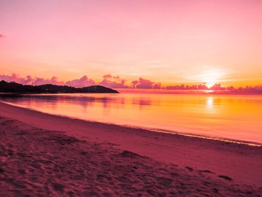 Güzel tropikal plaj ve okyanus yatay, bulut ve gökyüzü gündoğumu veya günbatımı zaman seyahat ve tatil için
