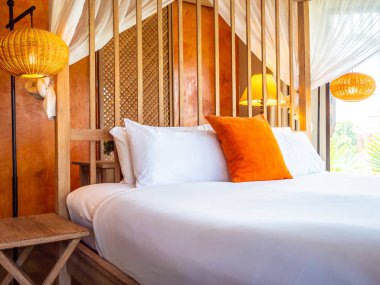 Otel yatak odasında ışık lamba dekorasyonu ile yatakta rahat yastık