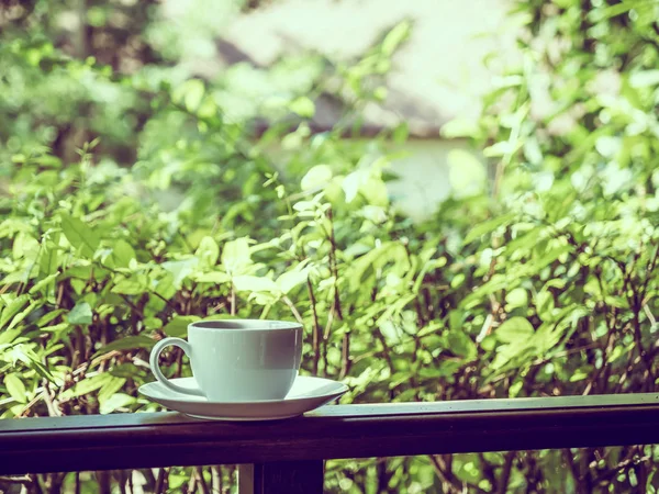Szabadtéri Terasz Gyönyörű Természet Relax Fehér Kávéscsésze — Stock Fotó