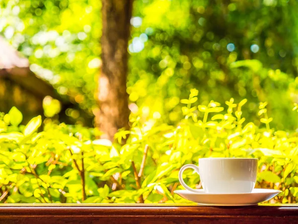 Uteplats Med Vacker Natur Och Vit Kaffekopp För Relax — Stockfoto