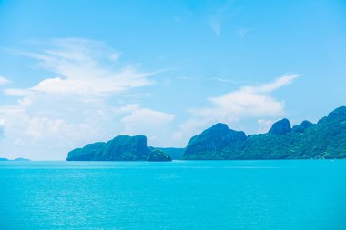 Güzel deniz ve okyanus mavi gökyüzü arka plan bulut ile