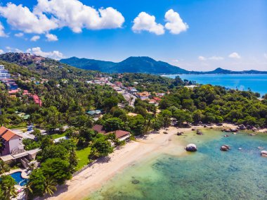 Koh samui Adası Tatil ve seyahat için mavi gökyüzünde üzerinde pek çok ağaç ve beyaz bulut deniz ve plaj güzel havadan görünümü