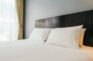 Beyaz rahat yastık yatak dekorasyon otel yatak odasında