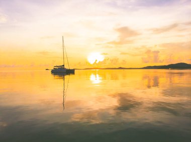Güzel tropikal plaj ve deniz hurma ve koh samui Adası Tayland tatil ve seyahat için günbatımı zaman diğer ağacında havadan görünümü