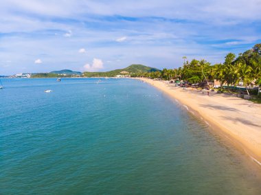 Güzel tropikal plaj ve deniz hurma ve koh samui Adası seyahat ve tatil için diğer ağacında havadan görünümü