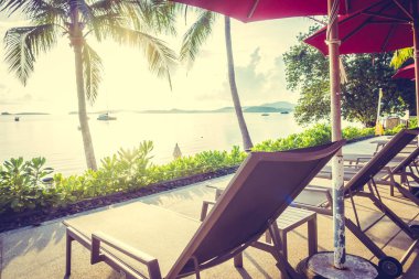 Güzel tropikal deniz okyanus ve plaj şemsiye ve sandalye seyahat ve tatil için