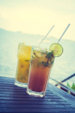 Mojito cam tropikal deniz okyanus ve Plajı manzaralı içme buz