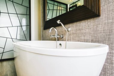 Güzel lüks beyaz küvet banyo iç dekorasyonda