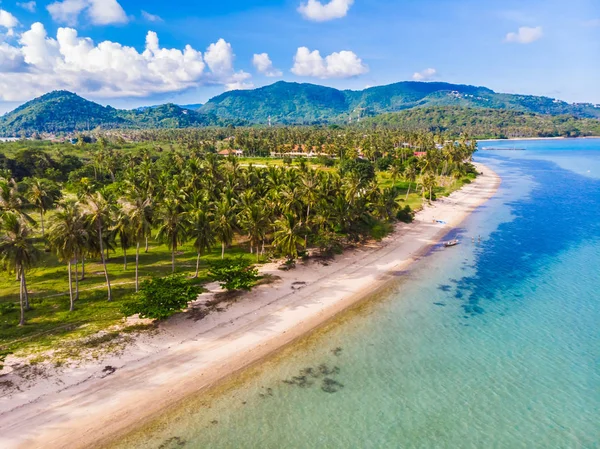 Güzel tropikal plaj ve deniz hurma ve koh samui Adası seyahat ve tatil için diğer ağacında havadan görünümü