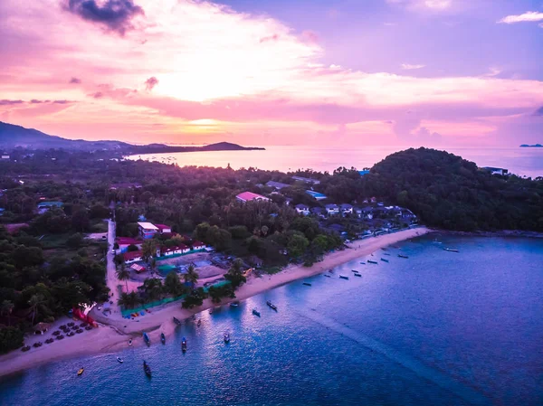 Güzel tropikal plaj ve deniz hurma ve koh samui Adası Tayland tatil ve seyahat için günbatımı zaman diğer ağacında havadan görünümü