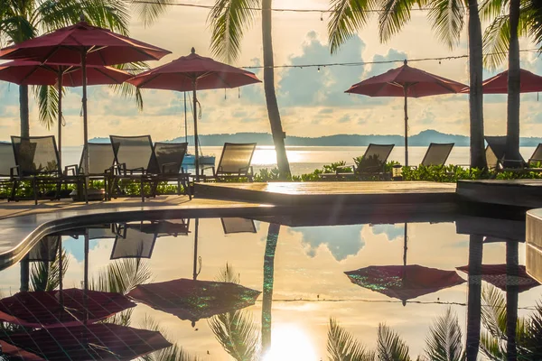 Güzel lüks otel ve tatil seyahat ve tatil için sandalye ve şemsiye ile açık yüzme havuzu