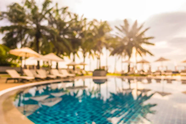 Soyut bulanıklık ve ufuk güzel açık yüzme havuzunda otel ve tatil seyahat ve tatil için
